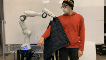 Un robot du MIT peut aider les infirmes à s'habiller
