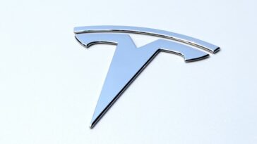 Tesla : Elon Musk avoue avoir des difficultés dans la conduite autonome