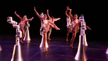 FOREST : un spectacle donné par des robots et des danseurs