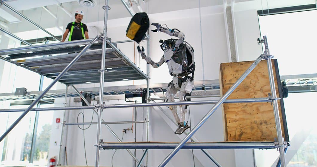 Atlas de Boston Dynamics devient de plus en plus humain