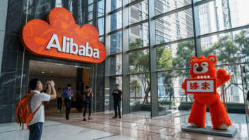 Un hall où l'on voit le logo d'Alibaba avec une représentation de son Ia générative