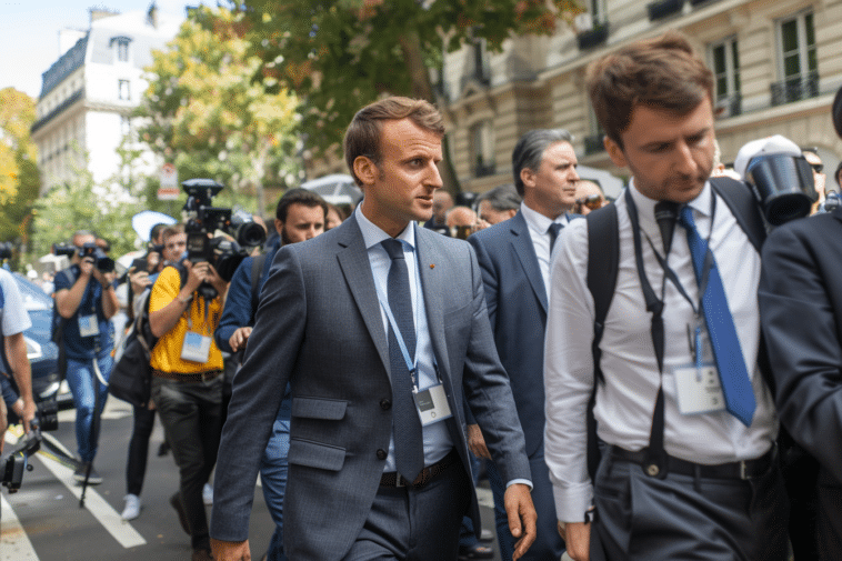 Emmanuel Macron marchant en étant accompagné de journalistes et de gardes
