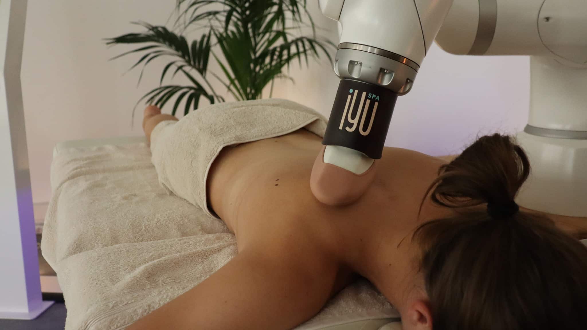 iYU® : le premier robot de massage autonome piloté par IA