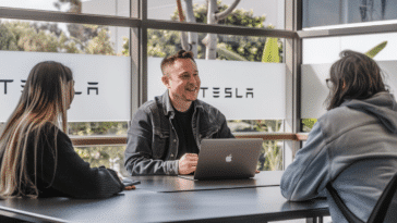 REcruteur de Tesla en train de réaliser des entretiens d'embauche