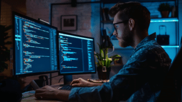 Progammeur en train de coder avec un assistant en codage