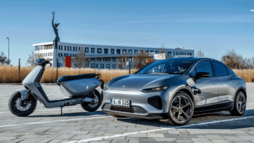 Voiture autonome stationnée à côté d'un scooter électrique dans un parking
