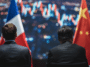 Dirigeant de la France et de la Chine en pleine discussion à propos d'une opportunité économique IA