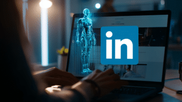 Créateur de contenu tapant un post LinkedIn avec une IA holographique en arrière-plan, dans un environnement professionnel inspirant.