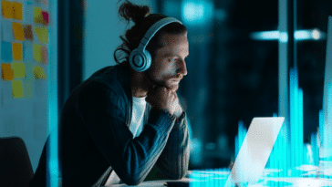 Jeune investisseur concentré dans son bureau moderne, affichant des données financières, ambiance technologique et sobre.