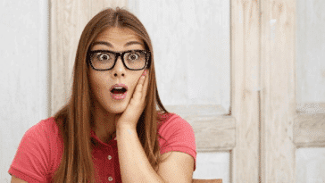 Une femme tenant son visage et surprise