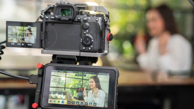 Jeune femme tournant une vidéo dans son atelier.
