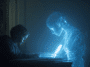 Un étudiant concentré, assis seul à un bureau dans une pièce faiblement éclairée, regarde l’écran lumineux d’un ordinateur portable, d’où sort un hologramme humanoïde translucide représentant une IA