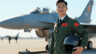 Pilote chinois à côté d'une avion de chasse