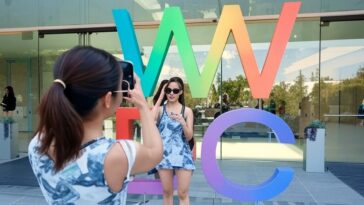 Deux jeunes filles posant devant le WWDC