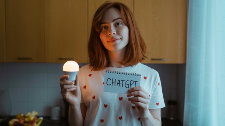 Une femme tenant une ampoule LED et une feuille avec l'écriture ChatGPT