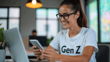Jeune femme dans son bureau collaborant avec l'IA