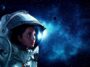 Femme astronaute dans l'espace