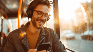 Un jeune homme écoutant de la musique sur son casque et impressionné par sa création sur BandLab