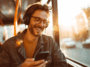 Un jeune homme écoutant de la musique sur son casque et impressionné par sa création sur BandLab
