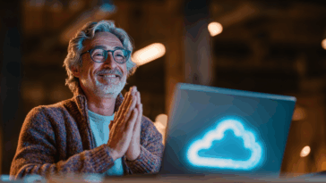 la photo d'une personne contente devant son ordinateur et utilisant Google Cloud AI