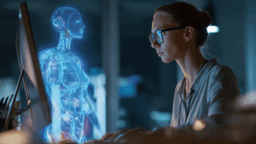 Jeune femme travaillant sur ordinateur avec un hologramme de robot IA en arrière-plan, illustrant les débouchés après une formation en intelligence artificielle.