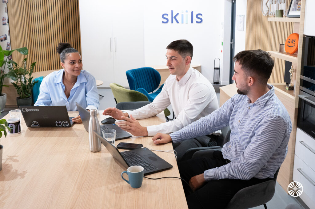 Une équipe en train de faire un brainstorming dans les locaux de Skills