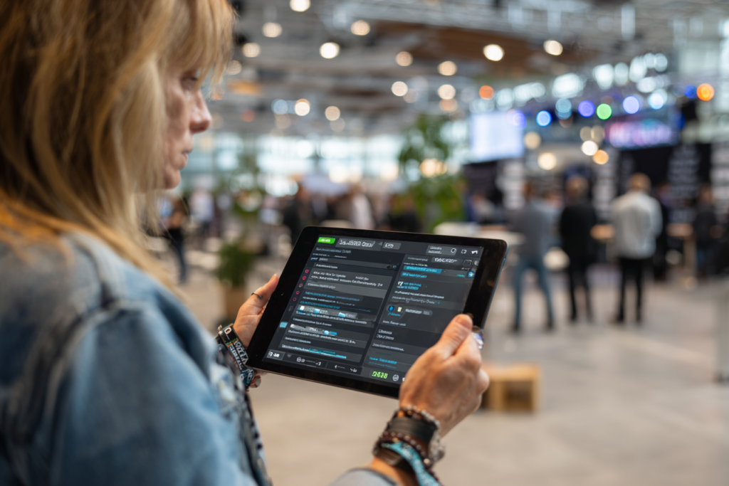 Organisateur d’événement utilisant un CRM sur tablette pour suivre participants et sponsors en temps réel.