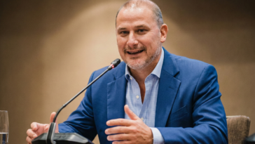 John Cheney expliquant l'IA et les CRM.