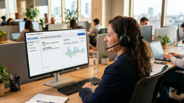 Employée en open space utilisant IBM watsonx.ai et ElevenLabs pour une session vocale.