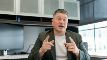 Evan Reiss évoquant le rôle du contexte dans les LLM entreprise.