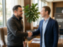 Matt Schlicht et Mark Zuckerberg se serrant la main pour symboliser le rachat de Moltbook par Meta..