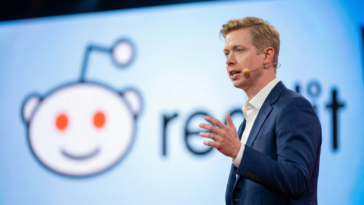 Steve Huffman, PDG de Reddit, s'exprimant sur une scène sur la vérification d'identité sur Reddit.