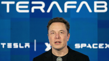 Elon Musk présentant le projet Terafab avec les puces Tesla.