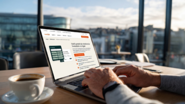 Personne créant un formulaire en ligne sur ordinateur portable dans un environnement de travail moderne et réaliste