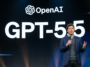 Sam Altman sur scène devant un écran géant affichant le logo OpenAI et "GPT-5.5".