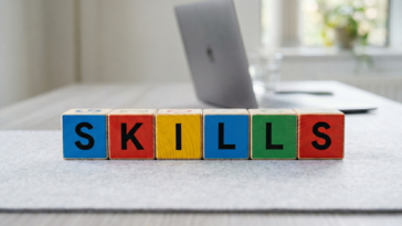 Des blocs d'alphabet skills qui illustre l'arrivée des 'Skills' sur Chrome