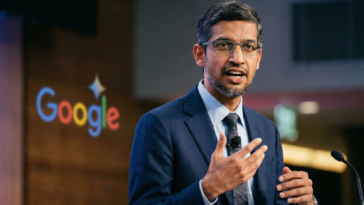 Sundar Pichai s'exprime lors d'un événement Google avec l'icône Gemini visible.