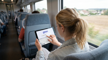 Jeune femme dans un train effectuant une recherche avec Glean Search sur sa tablette.