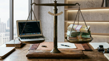 Balance illustrant l'équilibre financier précaire entre l'IA et son modèle économique.