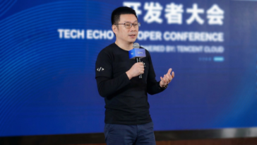Jiang Jie, Tencent, parlant d'IA et de clics publicitaires à une conférence.