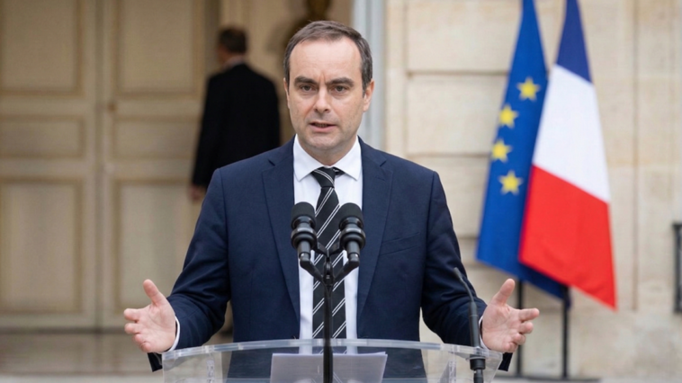 Sébastien Lecornu tenant une allocution sur le leasing social.