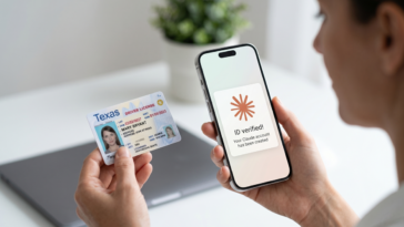 Smartphone affichant une vérification d'identité sur Claude réussie à côté d'une carte d'identité.