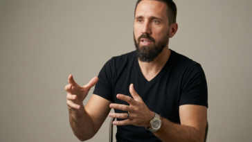 Damon Burton, expert SEO, expliquant l'impact de l'instabilité des algorithmes sur la visibilité IA d'une marque.