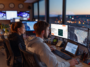 Dispatcheurs logistiques résolvant une anomalie de livraison en direct sur la plateforme CRM HubSpot.