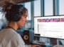 Une jeune femme accède à l'interface d'ElevenLabs pour générer des musiques