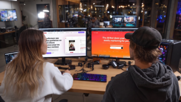 Deux jeunes vidéastes devant deux écrans de pc et lançent simultanément Zubtitle et Munch