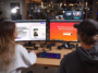 Deux jeunes vidéastes devant deux écrans de pc et lançent simultanément Zubtitle et Munch