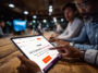 Deux marketeurs analysant les intentions d achat des entreprises sur tablette avec Breeze AI de HubSpot