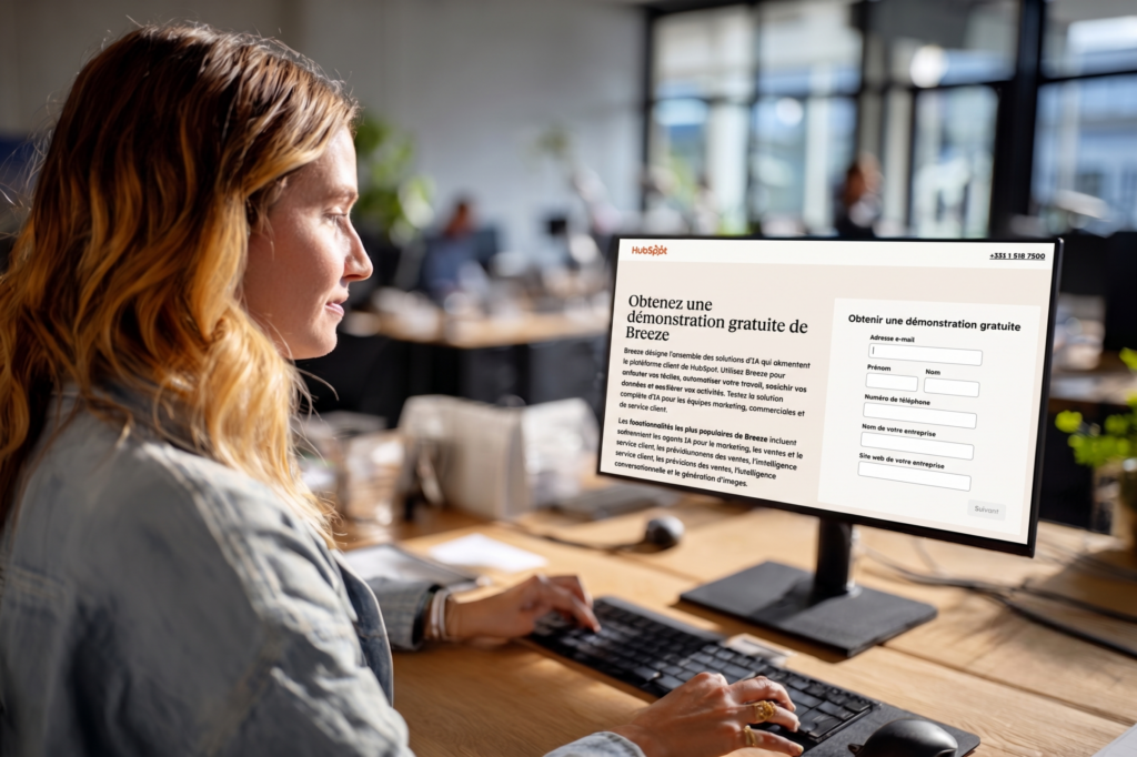 Responsable commerciale qualifiant ses leads CRM grace a l assistant intelligent Breeze AI de HubSpot