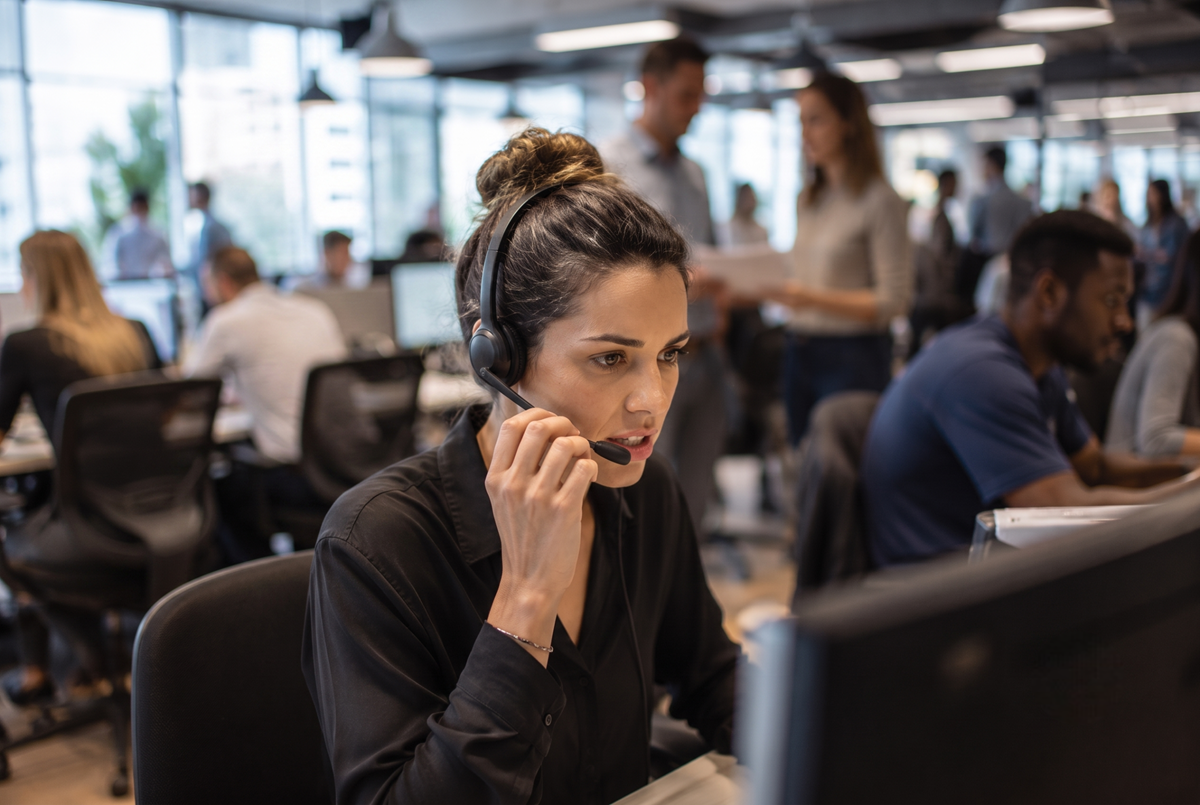 Une opératrice d'assistance téléphonique utilisant Grok Voice Think Fast 2.0.